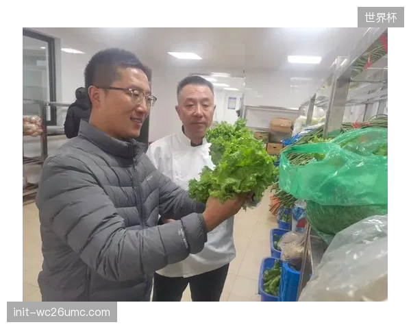后勤团队需空运或本地化定制食材，确保球员饮食结构稳定。